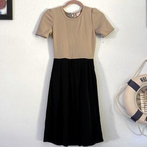 🔴$12 LuLaRoe 2-tone Amelia pocket dress - XXS